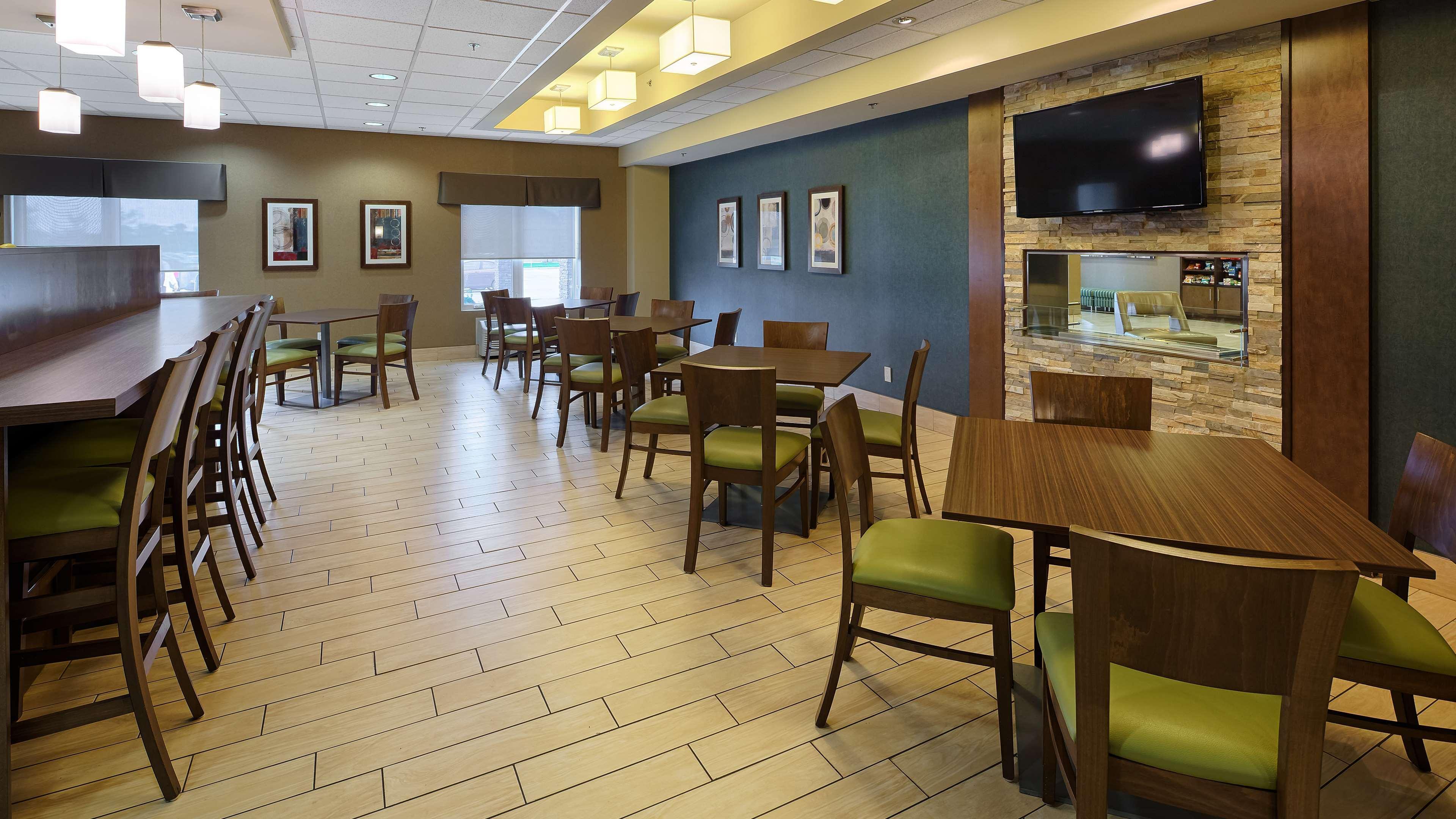 Best Western Plus Winnipeg West Headingley Bagian luar foto